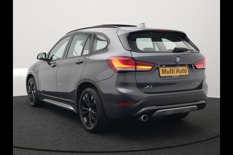 BMW X1 xDrive25e X Line Shadow Plug In Hybrid 221pk Dealer O.H. PHEV | Panodak | Sportstoelen Verwarmd | Sfeerverlichting | Head Up | Navigatie | Cruise Control | LED Koplampen | M-Stuur | Stoelverwarming | DAB |