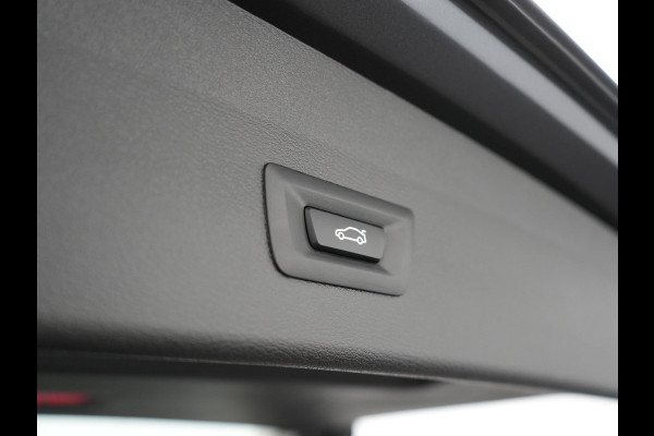BMW X1 xDrive25e X Line Shadow Plug In Hybrid 221pk Dealer O.H. PHEV | Panodak | Sportstoelen Verwarmd | Sfeerverlichting | Head Up | Navigatie | Cruise Control | LED Koplampen | M-Stuur | Stoelverwarming | DAB |