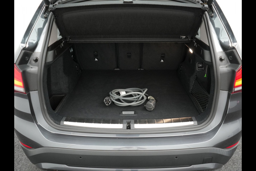BMW X1 xDrive25e X Line Shadow Plug In Hybrid 221pk Dealer O.H. PHEV | Panodak | Sportstoelen Verwarmd | Sfeerverlichting | Head Up | Navigatie | Cruise Control | LED Koplampen | M-Stuur | Stoelverwarming | DAB |