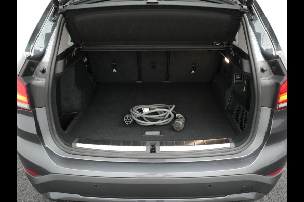 BMW X1 xDrive25e X Line Shadow Plug In Hybrid 221pk Dealer O.H. PHEV | Panodak | Sportstoelen Verwarmd | Sfeerverlichting | Head Up | Navigatie | Cruise Control | LED Koplampen | M-Stuur | Stoelverwarming | DAB |