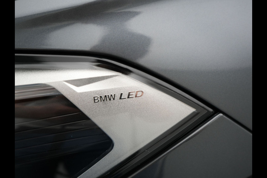 BMW X1 xDrive25e X Line Shadow Plug In Hybrid 221pk Dealer O.H. PHEV | Panodak | Sportstoelen Verwarmd | Sfeerverlichting | Head Up | Navigatie | Cruise Control | LED Koplampen | M-Stuur | Stoelverwarming | DAB |