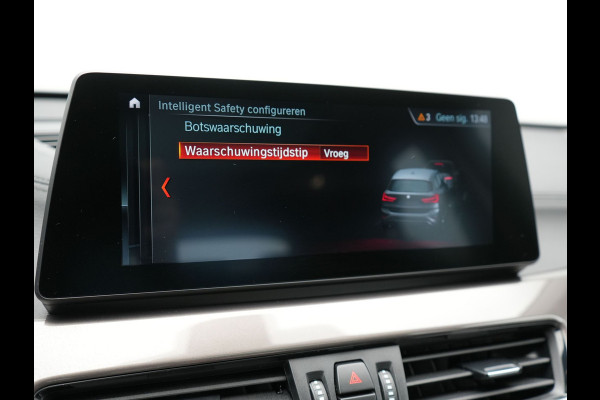 BMW X1 xDrive25e X Line Shadow Plug In Hybrid 221pk Dealer O.H. PHEV | Panodak | Sportstoelen Verwarmd | Sfeerverlichting | Head Up | Navigatie | Cruise Control | LED Koplampen | M-Stuur | Stoelverwarming | DAB |