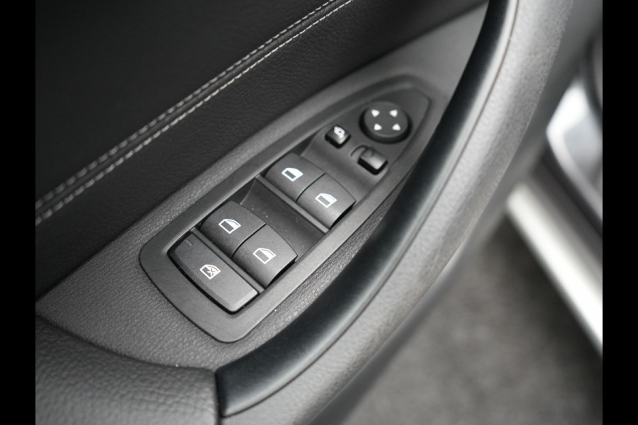 BMW X1 xDrive25e X Line Shadow Plug In Hybrid 221pk Dealer O.H. PHEV | Panodak | Sportstoelen Verwarmd | Sfeerverlichting | Head Up | Navigatie | Cruise Control | LED Koplampen | M-Stuur | Stoelverwarming | DAB |