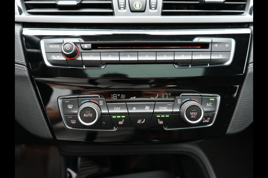 BMW X1 xDrive25e X Line Shadow Plug In Hybrid 221pk Dealer O.H. PHEV | Panodak | Sportstoelen Verwarmd | Sfeerverlichting | Head Up | Navigatie | Cruise Control | LED Koplampen | M-Stuur | Stoelverwarming | DAB |
