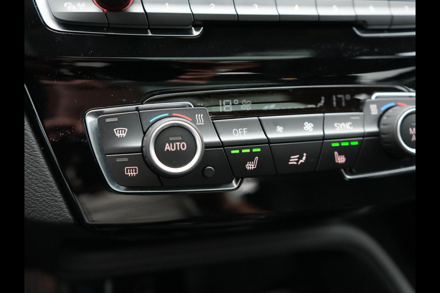 BMW X1 xDrive25e X Line Shadow Plug In Hybrid 221pk Dealer O.H. PHEV | Panodak | Sportstoelen Verwarmd | Sfeerverlichting | Head Up | Navigatie | Cruise Control | LED Koplampen | M-Stuur | Stoelverwarming | DAB |