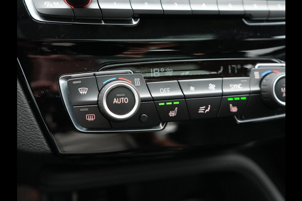 BMW X1 xDrive25e X Line Shadow Plug In Hybrid 221pk Dealer O.H. PHEV | Panodak | Sportstoelen Verwarmd | Sfeerverlichting | Head Up | Navigatie | Cruise Control | LED Koplampen | M-Stuur | Stoelverwarming | DAB |