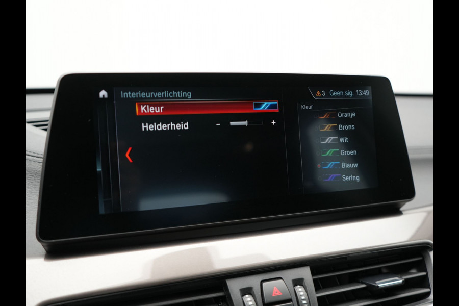 BMW X1 xDrive25e X Line Shadow Plug In Hybrid 221pk Dealer O.H. PHEV | Panodak | Sportstoelen Verwarmd | Sfeerverlichting | Head Up | Navigatie | Cruise Control | LED Koplampen | M-Stuur | Stoelverwarming | DAB |