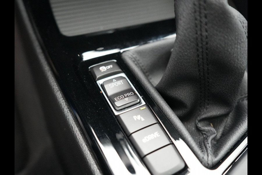 BMW X1 xDrive25e X Line Shadow Plug In Hybrid 221pk Dealer O.H. PHEV | Panodak | Sportstoelen Verwarmd | Sfeerverlichting | Head Up | Navigatie | Cruise Control | LED Koplampen | M-Stuur | Stoelverwarming | DAB |