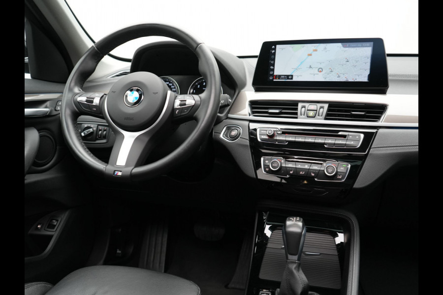BMW X1 xDrive25e X Line Shadow Plug In Hybrid 221pk Dealer O.H. PHEV | Panodak | Sportstoelen Verwarmd | Sfeerverlichting | Head Up | Navigatie | Cruise Control | LED Koplampen | M-Stuur | Stoelverwarming | DAB |