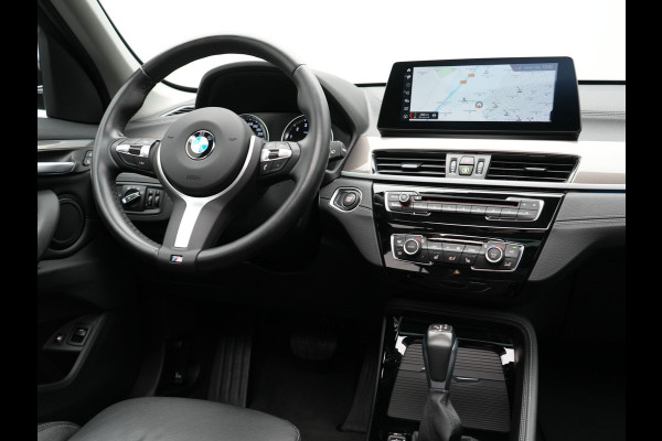 BMW X1 xDrive25e X Line Shadow Plug In Hybrid 221pk Dealer O.H. PHEV | Panodak | Sportstoelen Verwarmd | Sfeerverlichting | Head Up | Navigatie | Cruise Control | LED Koplampen | M-Stuur | Stoelverwarming | DAB |