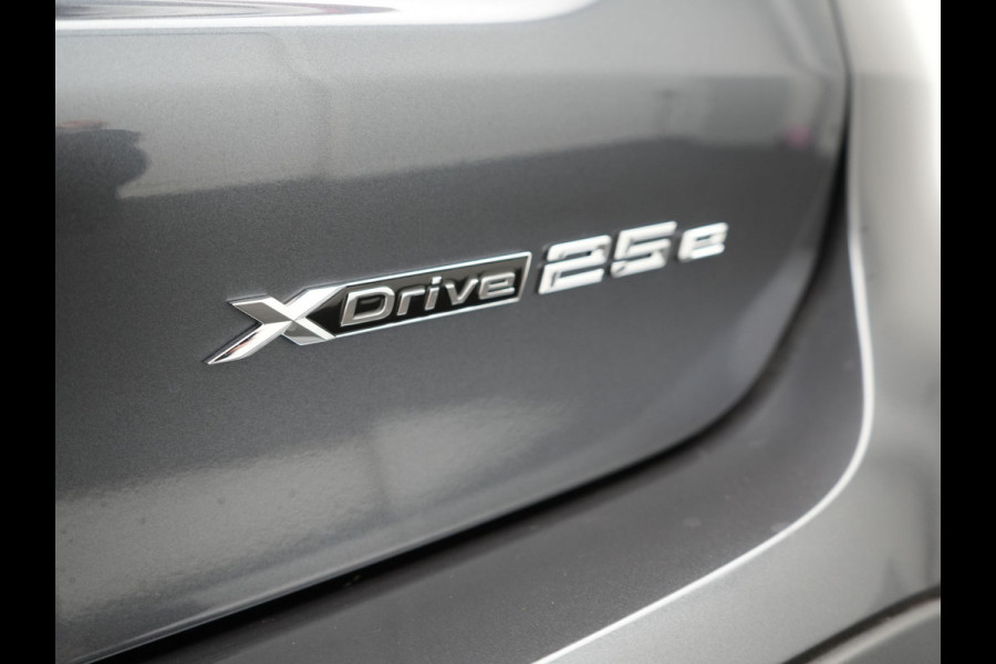 BMW X1 xDrive25e X Line Shadow Plug In Hybrid 221pk Dealer O.H. PHEV | Panodak | Sportstoelen Verwarmd | Sfeerverlichting | Head Up | Navigatie | Cruise Control | LED Koplampen | M-Stuur | Stoelverwarming | DAB |