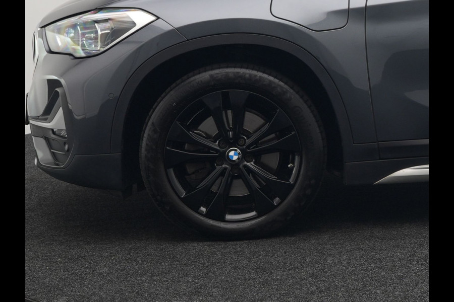 BMW X1 xDrive25e X Line Shadow Plug In Hybrid 221pk Dealer O.H. PHEV | Panodak | Sportstoelen Verwarmd | Sfeerverlichting | Head Up | Navigatie | Cruise Control | LED Koplampen | M-Stuur | Stoelverwarming | DAB |