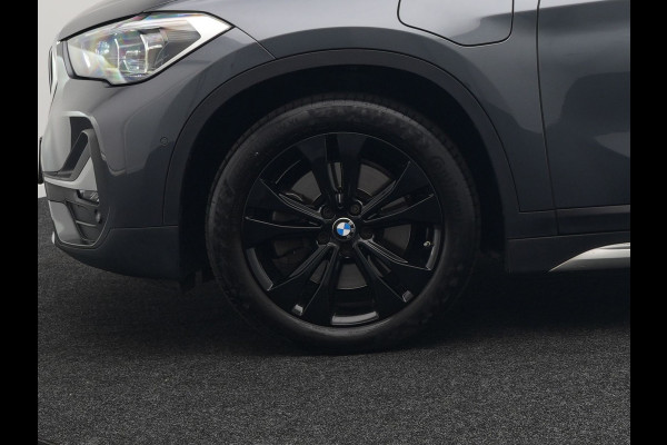 BMW X1 xDrive25e X Line Shadow Plug In Hybrid 221pk Dealer O.H. PHEV | Panodak | Sportstoelen Verwarmd | Sfeerverlichting | Head Up | Navigatie | Cruise Control | LED Koplampen | M-Stuur | Stoelverwarming | DAB |