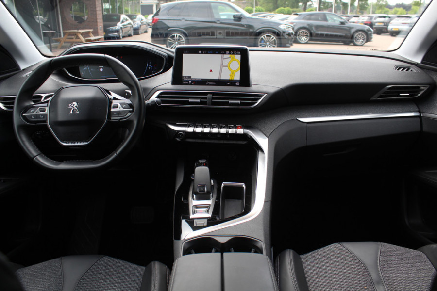 Peugeot 3008 1.6 PureTech GT Line 44.763 km! / Trekhaak / Camera / Navigatie / Keyless / 18'' / Stoelverwarming / DAB / Cruise Control