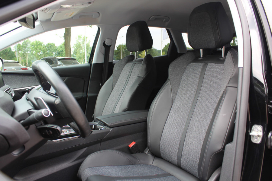Peugeot 3008 1.6 PureTech GT Line 44.763 km! / Trekhaak / Camera / Navigatie / Keyless / 18'' / Stoelverwarming / DAB / Cruise Control