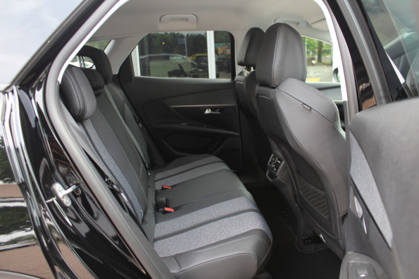 Peugeot 3008 1.6 PureTech GT Line 44.763 km! / Trekhaak / Camera / Navigatie / Keyless / 18'' / Stoelverwarming / DAB / Cruise Control