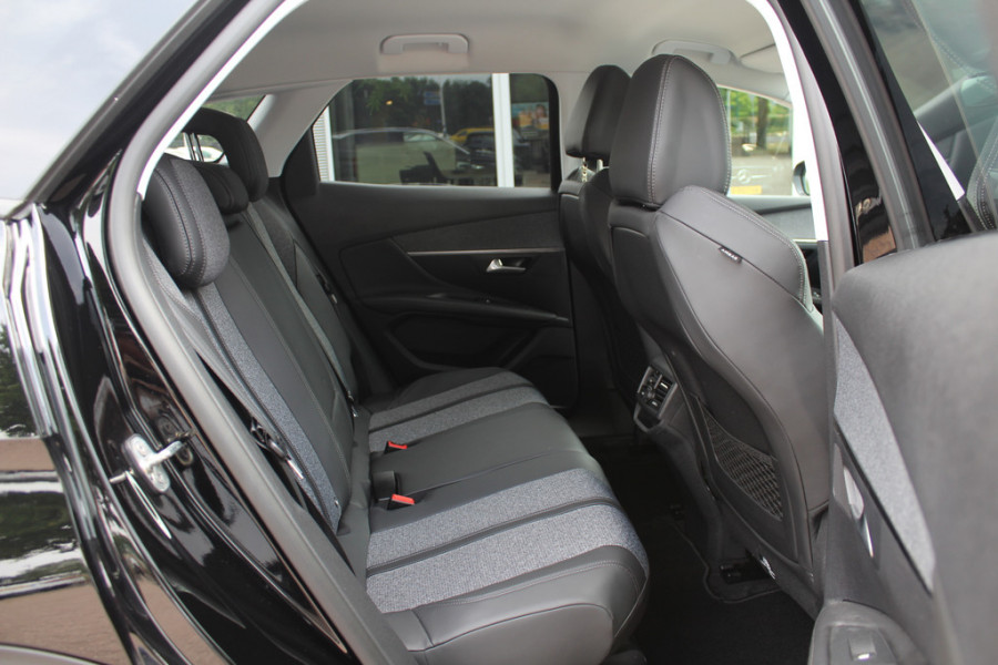 Peugeot 3008 1.6 PureTech GT Line 44.763 km! / Trekhaak / Camera / Navigatie / Keyless / 18'' / Stoelverwarming / DAB / Cruise Control