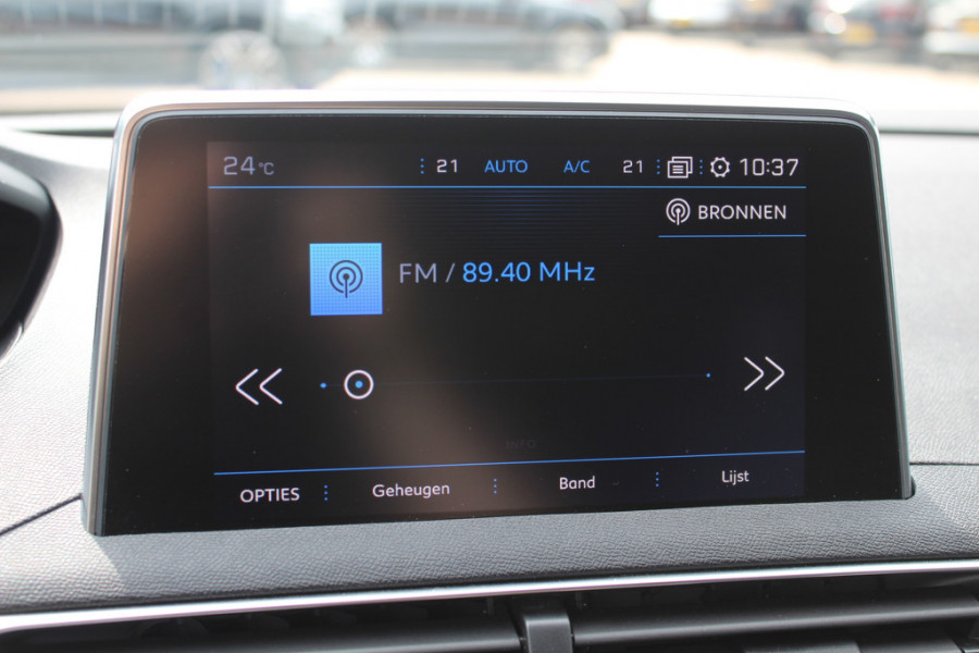 Peugeot 3008 1.6 PureTech GT Line 44.763 km! / Trekhaak / Camera / Navigatie / Keyless / 18'' / Stoelverwarming / DAB / Cruise Control