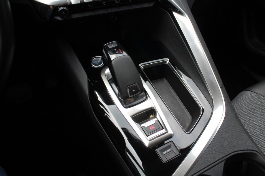 Peugeot 3008 1.6 PureTech GT Line 44.763 km! / Trekhaak / Camera / Navigatie / Keyless / 18'' / Stoelverwarming / DAB / Cruise Control