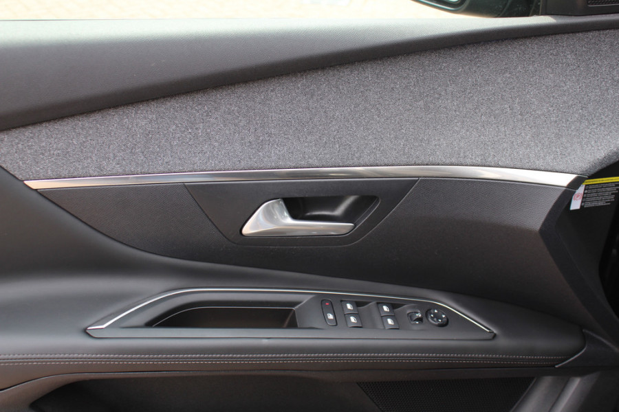 Peugeot 3008 1.6 PureTech GT Line 44.763 km! / Trekhaak / Camera / Navigatie / Keyless / 18'' / Stoelverwarming / DAB / Cruise Control