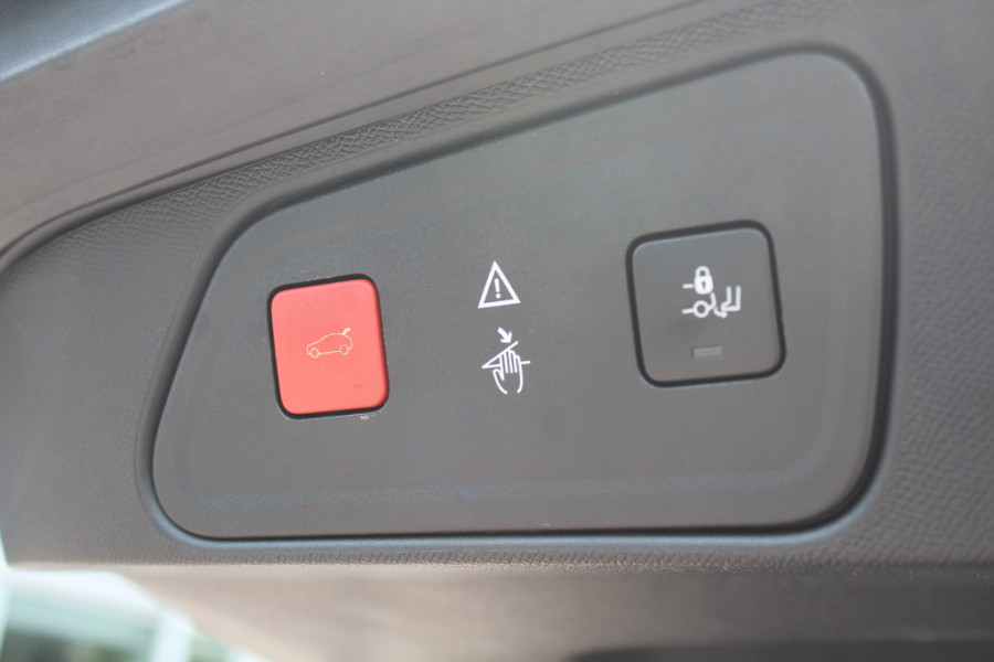Peugeot 3008 1.6 PureTech GT Line 44.763 km! / Trekhaak / Camera / Navigatie / Keyless / 18'' / Stoelverwarming / DAB / Cruise Control