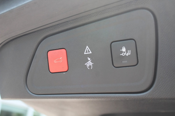 Peugeot 3008 1.6 PureTech GT Line 44.763 km! / Trekhaak / Camera / Navigatie / Keyless / 18'' / Stoelverwarming / DAB / Cruise Control