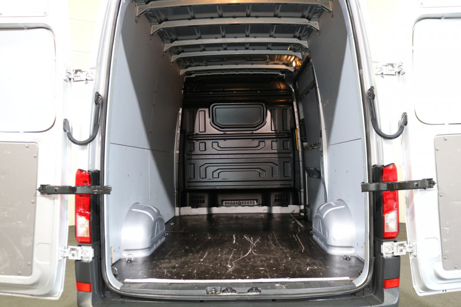Volkswagen Crafter 2.0 TDI 177pk L3 H3 Automaat Camera Trekhaak Navigatie Chauffeursstoel