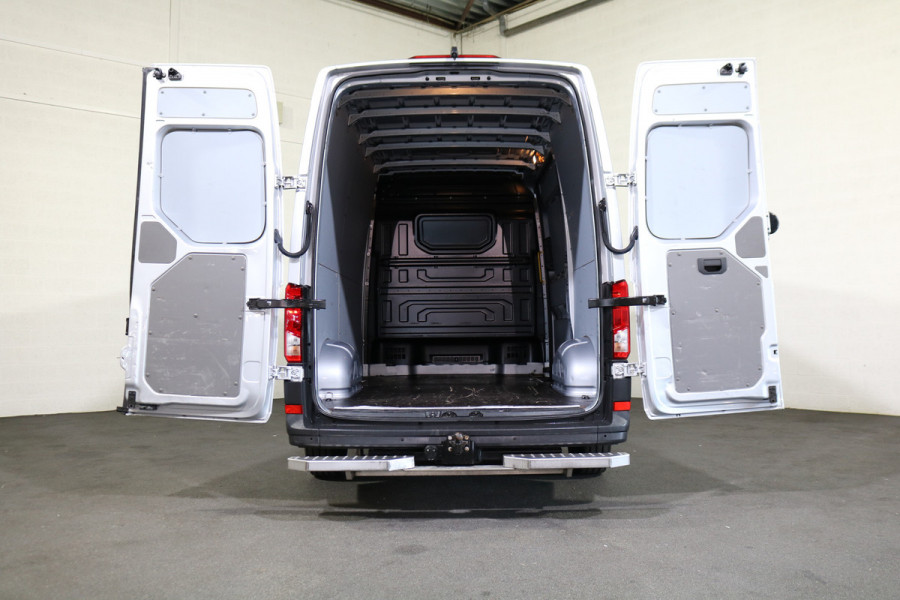Volkswagen Crafter 2.0 TDI 177pk L3 H3 Automaat Camera Trekhaak Navigatie Chauffeursstoel