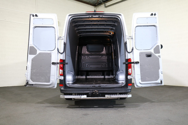 Volkswagen Crafter 2.0 TDI 177pk L3 H3 Automaat Camera Trekhaak Navigatie Chauffeursstoel
