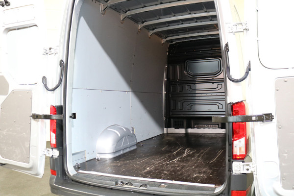 Volkswagen Crafter 2.0 TDI 177pk L3 H3 Automaat Camera Trekhaak Navigatie Chauffeursstoel