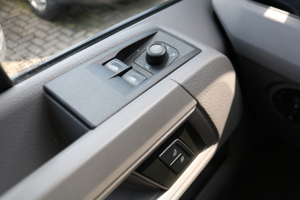 Volkswagen Crafter 2.0 TDI 177pk L3 H3 Automaat Camera Trekhaak Navigatie Chauffeursstoel