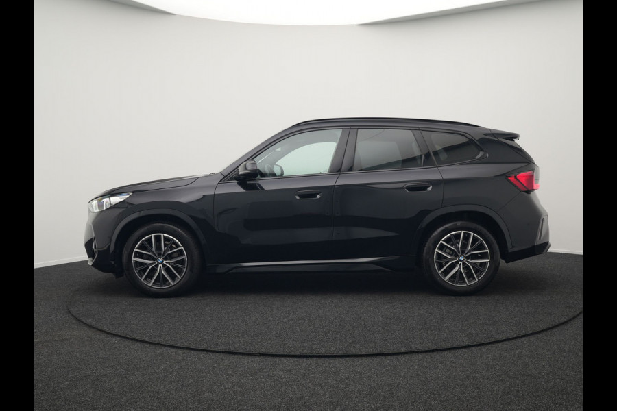 BMW X1 sDrive18i M-Sport Automaat 136pk Dealer O.H. | Trekhaak af Fabriek | Alcantara Sportstoelen Memory & Verwarmd | Camera | Cruise Control | Blis | Park Assist | Apple Carplay | Navigatie | Sfeerverlichting |