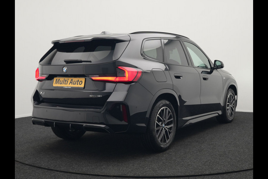 BMW X1 sDrive18i M-Sport Automaat 136pk Dealer O.H. | Trekhaak af Fabriek | Alcantara Sportstoelen Memory & Verwarmd | Camera | Cruise Control | Blis | Park Assist | Apple Carplay | Navigatie | Sfeerverlichting |