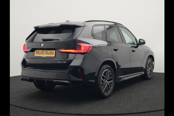 BMW X1 sDrive18i M-Sport Automaat 136pk Dealer O.H. | Trekhaak af Fabriek | Alcantara Sportstoelen Memory & Verwarmd | Camera | Cruise Control | Blis | Park Assist | Apple Carplay | Navigatie | Sfeerverlichting |