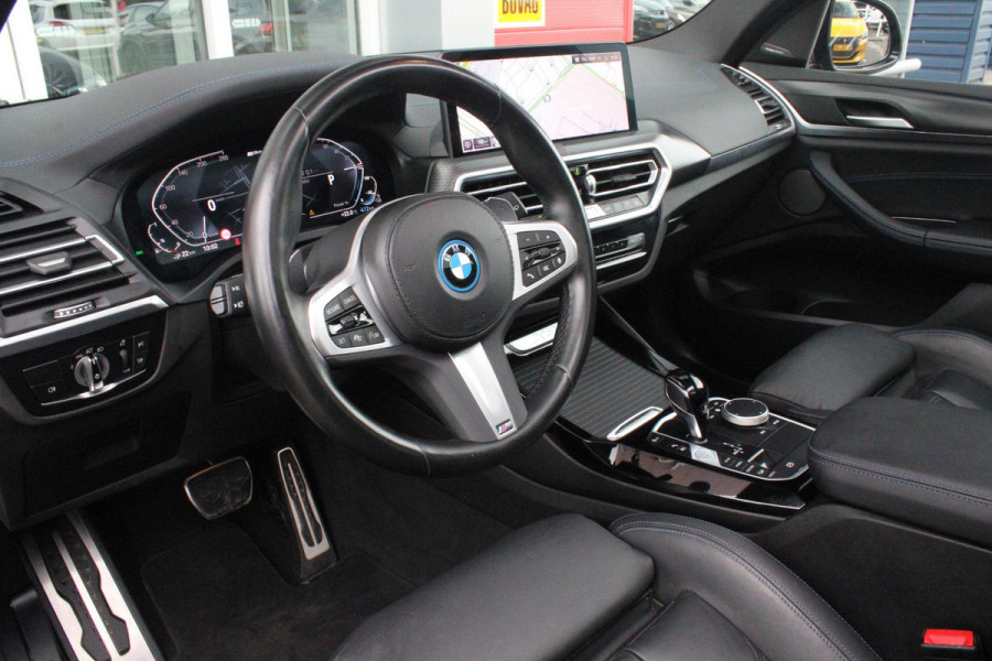 BMW X3 xDrive30e 293PK HIGH EXECUTIVE M SPORT | X-DRIVE | PANORAMISCH SCHUIF/KANTEL DAK | 20" LICHTMETALEN VELGEN | M SPORTREMMEN | COMFORT ACCESS | AKOESTISCH GLAS | VOORSTOELEN ELEKTRISCH VERSTELBAAR MET GEHEUGENFUNCTIE | STOEL VERWARMING | ADAPTIEVE LED KOPLAMPEN | DRIVING ASSISTANT PAKKET | ADAPTIVE CRUISE CONTROL | HEAD UP DISPLAY | DAB+ RADIO | HARMAN KARDON AUDIO SYSTEM | DRAADLOZE TELEFOONLADER | SPORTSTOELEN M-TECHNIC | LEER "VERNASCA" | SHADOW LINE | DRAADLOZE APPLE CARPLAY/ANDROID AUTO | NAVIGATIE | ALARM | ACHTERUITRIJ CAMERA | PARKEERSENSOREN VOOR EN ACHTER | ELE