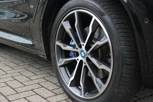 BMW X3 xDrive30e 293PK HIGH EXECUTIVE M SPORT | X-DRIVE | PANORAMISCH SCHUIF/KANTEL DAK | 20" LICHTMETALEN VELGEN | M SPORTREMMEN | COMFORT ACCESS | AKOESTISCH GLAS | VOORSTOELEN ELEKTRISCH VERSTELBAAR MET GEHEUGENFUNCTIE | STOEL VERWARMING | ADAPTIEVE LED KOPLAMPEN | DRIVING ASSISTANT PAKKET | ADAPTIVE CRUISE CONTROL | HEAD UP DISPLAY | DAB+ RADIO | HARMAN KARDON AUDIO SYSTEM | DRAADLOZE TELEFOONLADER | SPORTSTOELEN M-TECHNIC | LEER "VERNASCA" | SHADOW LINE | DRAADLOZE APPLE CARPLAY/ANDROID AUTO | NAVIGATIE | ALARM | ACHTERUITRIJ CAMERA | PARKEERSENSOREN VOOR EN ACHTER | ELE