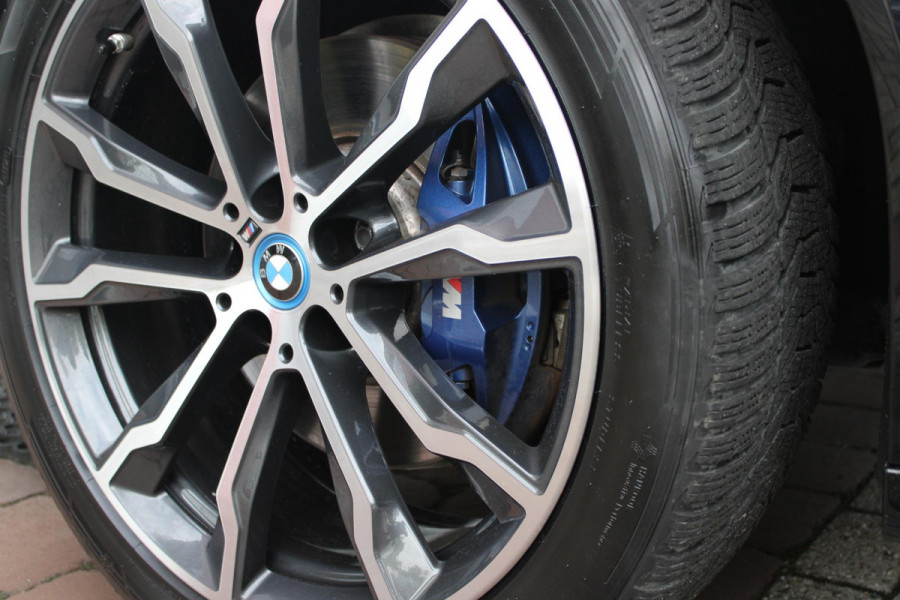 BMW X3 xDrive30e 293PK HIGH EXECUTIVE M SPORT | X-DRIVE | PANORAMISCH SCHUIF/KANTEL DAK | 20" LICHTMETALEN VELGEN | M SPORTREMMEN | COMFORT ACCESS | AKOESTISCH GLAS | VOORSTOELEN ELEKTRISCH VERSTELBAAR MET GEHEUGENFUNCTIE | STOEL VERWARMING | ADAPTIEVE LED KOPLAMPEN | DRIVING ASSISTANT PAKKET | ADAPTIVE CRUISE CONTROL | HEAD UP DISPLAY | DAB+ RADIO | HARMAN KARDON AUDIO SYSTEM | DRAADLOZE TELEFOONLADER | SPORTSTOELEN M-TECHNIC | LEER "VERNASCA" | SHADOW LINE | DRAADLOZE APPLE CARPLAY/ANDROID AUTO | NAVIGATIE | ALARM | ACHTERUITRIJ CAMERA | PARKEERSENSOREN VOOR EN ACHTER | ELE
