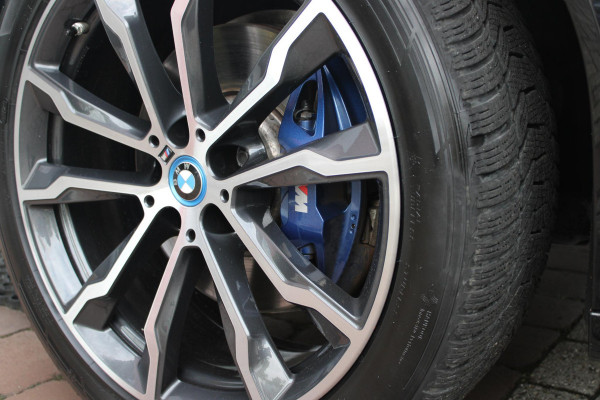 BMW X3 xDrive30e 293PK HIGH EXECUTIVE M SPORT | X-DRIVE | PANORAMISCH SCHUIF/KANTEL DAK | 20" LICHTMETALEN VELGEN | M SPORTREMMEN | COMFORT ACCESS | AKOESTISCH GLAS | VOORSTOELEN ELEKTRISCH VERSTELBAAR MET GEHEUGENFUNCTIE | STOEL VERWARMING | ADAPTIEVE LED KOPLAMPEN | DRIVING ASSISTANT PAKKET | ADAPTIVE CRUISE CONTROL | HEAD UP DISPLAY | DAB+ RADIO | HARMAN KARDON AUDIO SYSTEM | DRAADLOZE TELEFOONLADER | SPORTSTOELEN M-TECHNIC | LEER "VERNASCA" | SHADOW LINE | DRAADLOZE APPLE CARPLAY/ANDROID AUTO | NAVIGATIE | ALARM | ACHTERUITRIJ CAMERA | PARKEERSENSOREN VOOR EN ACHTER | ELE