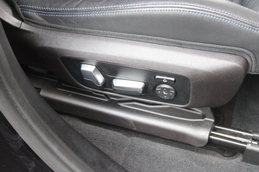 BMW X3 xDrive30e 293PK HIGH EXECUTIVE M SPORT | X-DRIVE | PANORAMISCH SCHUIF/KANTEL DAK | 20" LICHTMETALEN VELGEN | M SPORTREMMEN | COMFORT ACCESS | AKOESTISCH GLAS | VOORSTOELEN ELEKTRISCH VERSTELBAAR MET GEHEUGENFUNCTIE | STOEL VERWARMING | ADAPTIEVE LED KOPLAMPEN | DRIVING ASSISTANT PAKKET | ADAPTIVE CRUISE CONTROL | HEAD UP DISPLAY | DAB+ RADIO | HARMAN KARDON AUDIO SYSTEM | DRAADLOZE TELEFOONLADER | SPORTSTOELEN M-TECHNIC | LEER "VERNASCA" | SHADOW LINE | DRAADLOZE APPLE CARPLAY/ANDROID AUTO | NAVIGATIE | ALARM | ACHTERUITRIJ CAMERA | PARKEERSENSOREN VOOR EN ACHTER | ELE