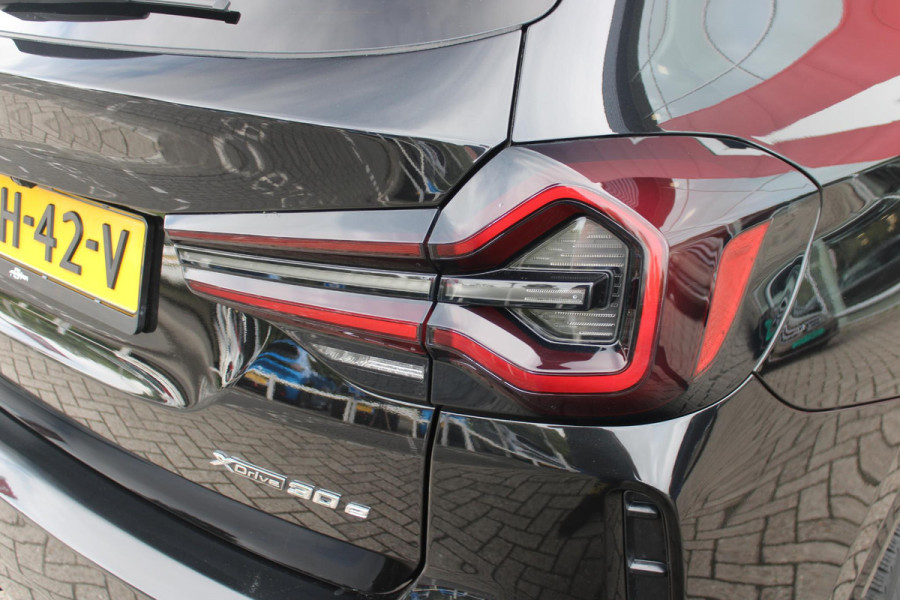 BMW X3 xDrive30e 293PK HIGH EXECUTIVE M SPORT | X-DRIVE | PANORAMISCH SCHUIF/KANTEL DAK | 20" LICHTMETALEN VELGEN | M SPORTREMMEN | COMFORT ACCESS | AKOESTISCH GLAS | VOORSTOELEN ELEKTRISCH VERSTELBAAR MET GEHEUGENFUNCTIE | STOEL VERWARMING | ADAPTIEVE LED KOPLAMPEN | DRIVING ASSISTANT PAKKET | ADAPTIVE CRUISE CONTROL | HEAD UP DISPLAY | DAB+ RADIO | HARMAN KARDON AUDIO SYSTEM | DRAADLOZE TELEFOONLADER | SPORTSTOELEN M-TECHNIC | LEER "VERNASCA" | SHADOW LINE | DRAADLOZE APPLE CARPLAY/ANDROID AUTO | NAVIGATIE | ALARM | ACHTERUITRIJ CAMERA | PARKEERSENSOREN VOOR EN ACHTER | ELE
