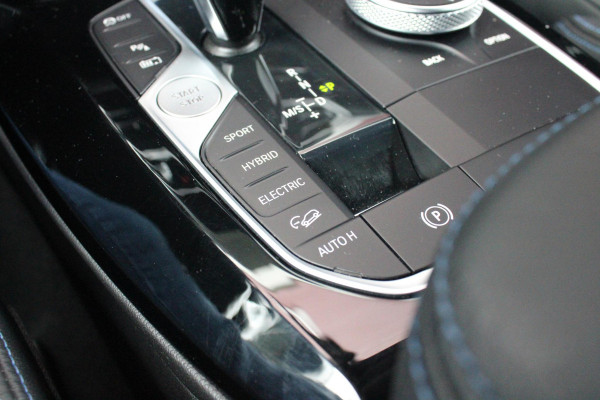 BMW X3 xDrive30e 293PK HIGH EXECUTIVE M SPORT | X-DRIVE | PANORAMISCH SCHUIF/KANTEL DAK | 20" LICHTMETALEN VELGEN | M SPORTREMMEN | COMFORT ACCESS | AKOESTISCH GLAS | VOORSTOELEN ELEKTRISCH VERSTELBAAR MET GEHEUGENFUNCTIE | STOEL VERWARMING | ADAPTIEVE LED KOPLAMPEN | DRIVING ASSISTANT PAKKET | ADAPTIVE CRUISE CONTROL | HEAD UP DISPLAY | DAB+ RADIO | HARMAN KARDON AUDIO SYSTEM | DRAADLOZE TELEFOONLADER | SPORTSTOELEN M-TECHNIC | LEER "VERNASCA" | SHADOW LINE | DRAADLOZE APPLE CARPLAY/ANDROID AUTO | NAVIGATIE | ALARM | ACHTERUITRIJ CAMERA | PARKEERSENSOREN VOOR EN ACHTER | ELE