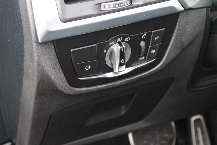 BMW X3 xDrive30e 293PK HIGH EXECUTIVE M SPORT | X-DRIVE | PANORAMISCH SCHUIF/KANTEL DAK | 20" LICHTMETALEN VELGEN | M SPORTREMMEN | COMFORT ACCESS | AKOESTISCH GLAS | VOORSTOELEN ELEKTRISCH VERSTELBAAR MET GEHEUGENFUNCTIE | STOEL VERWARMING | ADAPTIEVE LED KOPLAMPEN | DRIVING ASSISTANT PAKKET | ADAPTIVE CRUISE CONTROL | HEAD UP DISPLAY | DAB+ RADIO | HARMAN KARDON AUDIO SYSTEM | DRAADLOZE TELEFOONLADER | SPORTSTOELEN M-TECHNIC | LEER "VERNASCA" | SHADOW LINE | DRAADLOZE APPLE CARPLAY/ANDROID AUTO | NAVIGATIE | ALARM | ACHTERUITRIJ CAMERA | PARKEERSENSOREN VOOR EN ACHTER | ELE