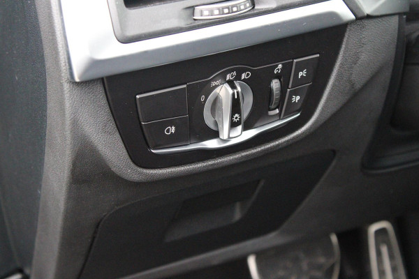BMW X3 xDrive30e 293PK HIGH EXECUTIVE M SPORT | X-DRIVE | PANORAMISCH SCHUIF/KANTEL DAK | 20" LICHTMETALEN VELGEN | M SPORTREMMEN | COMFORT ACCESS | AKOESTISCH GLAS | VOORSTOELEN ELEKTRISCH VERSTELBAAR MET GEHEUGENFUNCTIE | STOEL VERWARMING | ADAPTIEVE LED KOPLAMPEN | DRIVING ASSISTANT PAKKET | ADAPTIVE CRUISE CONTROL | HEAD UP DISPLAY | DAB+ RADIO | HARMAN KARDON AUDIO SYSTEM | DRAADLOZE TELEFOONLADER | SPORTSTOELEN M-TECHNIC | LEER "VERNASCA" | SHADOW LINE | DRAADLOZE APPLE CARPLAY/ANDROID AUTO | NAVIGATIE | ALARM | ACHTERUITRIJ CAMERA | PARKEERSENSOREN VOOR EN ACHTER | ELE