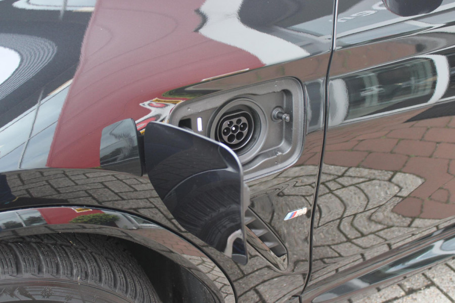 BMW X3 xDrive30e 293PK HIGH EXECUTIVE M SPORT | X-DRIVE | PANORAMISCH SCHUIF/KANTEL DAK | 20" LICHTMETALEN VELGEN | M SPORTREMMEN | COMFORT ACCESS | AKOESTISCH GLAS | VOORSTOELEN ELEKTRISCH VERSTELBAAR MET GEHEUGENFUNCTIE | STOEL VERWARMING | ADAPTIEVE LED KOPLAMPEN | DRIVING ASSISTANT PAKKET | ADAPTIVE CRUISE CONTROL | HEAD UP DISPLAY | DAB+ RADIO | HARMAN KARDON AUDIO SYSTEM | DRAADLOZE TELEFOONLADER | SPORTSTOELEN M-TECHNIC | LEER "VERNASCA" | SHADOW LINE | DRAADLOZE APPLE CARPLAY/ANDROID AUTO | NAVIGATIE | ALARM | ACHTERUITRIJ CAMERA | PARKEERSENSOREN VOOR EN ACHTER | ELE