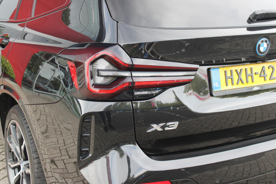 BMW X3 xDrive30e 293PK HIGH EXECUTIVE M SPORT | X-DRIVE | PANORAMISCH SCHUIF/KANTEL DAK | 20" LICHTMETALEN VELGEN | M SPORTREMMEN | COMFORT ACCESS | AKOESTISCH GLAS | VOORSTOELEN ELEKTRISCH VERSTELBAAR MET GEHEUGENFUNCTIE | STOEL VERWARMING | ADAPTIEVE LED KOPLAMPEN | DRIVING ASSISTANT PAKKET | ADAPTIVE CRUISE CONTROL | HEAD UP DISPLAY | DAB+ RADIO | HARMAN KARDON AUDIO SYSTEM | DRAADLOZE TELEFOONLADER | SPORTSTOELEN M-TECHNIC | LEER "VERNASCA" | SHADOW LINE | DRAADLOZE APPLE CARPLAY/ANDROID AUTO | NAVIGATIE | ALARM | ACHTERUITRIJ CAMERA | PARKEERSENSOREN VOOR EN ACHTER | ELE