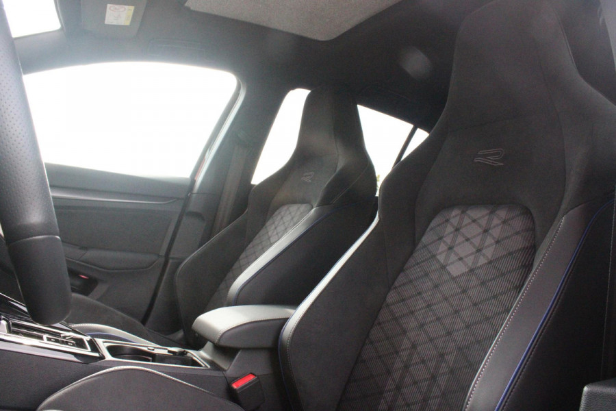 Volkswagen Golf 1.5 eTSI 150PK AUTOMAAT R-LINE EDITION 8.5! | NIEUW MODEL! | PANORAMISCH SCHUIF/KANTEL DAK | LICHTMETALEN VELGEN 18" "YORK" | 360˚ CAMERA | 3-ZONE AIRCONDITIONING INCL. AIRCARE | RIJASSISTENT PAKKET O.A. ADAPTIVE CRUISE CONTROL, LANE ASSIST, DODEHOEK DETECTIE | NAVIGATIE | HEAD UP DISPLAY | STOEL/STUUR VERWARMING | DESIGN PAKKET BLACK STYLE MET LED MATRIX KOPLAMPEN |