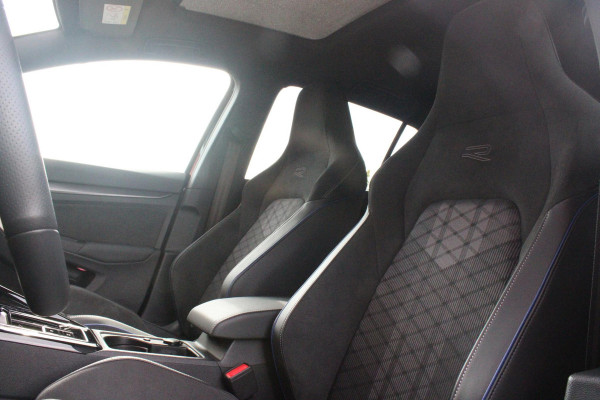Volkswagen Golf 1.5 eTSI 150PK AUTOMAAT R-LINE EDITION 8.5! | NIEUW MODEL! | PANORAMISCH SCHUIF/KANTEL DAK | LICHTMETALEN VELGEN 18" "YORK" | 360˚ CAMERA | 3-ZONE AIRCONDITIONING INCL. AIRCARE | RIJASSISTENT PAKKET O.A. ADAPTIVE CRUISE CONTROL, LANE ASSIST, DODEHOEK DETECTIE | NAVIGATIE | HEAD UP DISPLAY | STOEL/STUUR VERWARMING | DESIGN PAKKET BLACK STYLE MET LED MATRIX KOPLAMPEN |