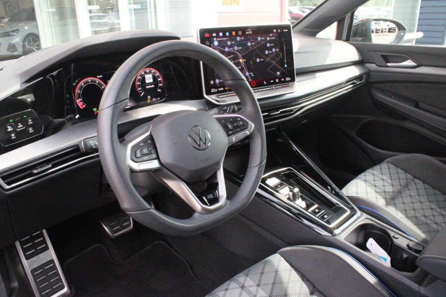 Volkswagen Golf 1.5 eTSI 150PK AUTOMAAT R-LINE EDITION 8.5! | NIEUW MODEL! | PANORAMISCH SCHUIF/KANTEL DAK | LICHTMETALEN VELGEN 18" "YORK" | 360˚ CAMERA | 3-ZONE AIRCONDITIONING INCL. AIRCARE | RIJASSISTENT PAKKET O.A. ADAPTIVE CRUISE CONTROL, LANE ASSIST, DODEHOEK DETECTIE | NAVIGATIE | HEAD UP DISPLAY | STOEL/STUUR VERWARMING | DESIGN PAKKET BLACK STYLE MET LED MATRIX KOPLAMPEN |