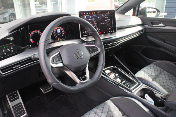 Volkswagen Golf 1.5 eTSI 150PK AUTOMAAT R-LINE EDITION 8.5! | NIEUW MODEL! | PANORAMISCH SCHUIF/KANTEL DAK | LICHTMETALEN VELGEN 18" "YORK" | 360˚ CAMERA | 3-ZONE AIRCONDITIONING INCL. AIRCARE | RIJASSISTENT PAKKET O.A. ADAPTIVE CRUISE CONTROL, LANE ASSIST, DODEHOEK DETECTIE | NAVIGATIE | HEAD UP DISPLAY | STOEL/STUUR VERWARMING | DESIGN PAKKET BLACK STYLE MET LED MATRIX KOPLAMPEN |
