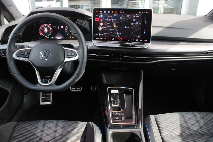 Volkswagen Golf 1.5 eTSI 150PK AUTOMAAT R-LINE EDITION 8.5! | NIEUW MODEL! | PANORAMISCH SCHUIF/KANTEL DAK | LICHTMETALEN VELGEN 18" "YORK" | 360˚ CAMERA | 3-ZONE AIRCONDITIONING INCL. AIRCARE | RIJASSISTENT PAKKET O.A. ADAPTIVE CRUISE CONTROL, LANE ASSIST, DODEHOEK DETECTIE | NAVIGATIE | HEAD UP DISPLAY | STOEL/STUUR VERWARMING | DESIGN PAKKET BLACK STYLE MET LED MATRIX KOPLAMPEN |